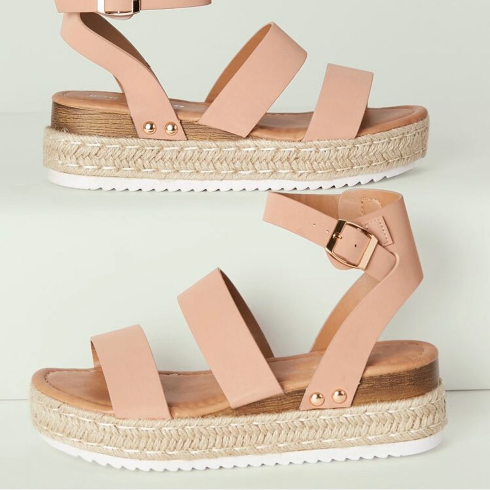 Platform sandals size 7 in women(5.5 in kids). Blush pink in color.